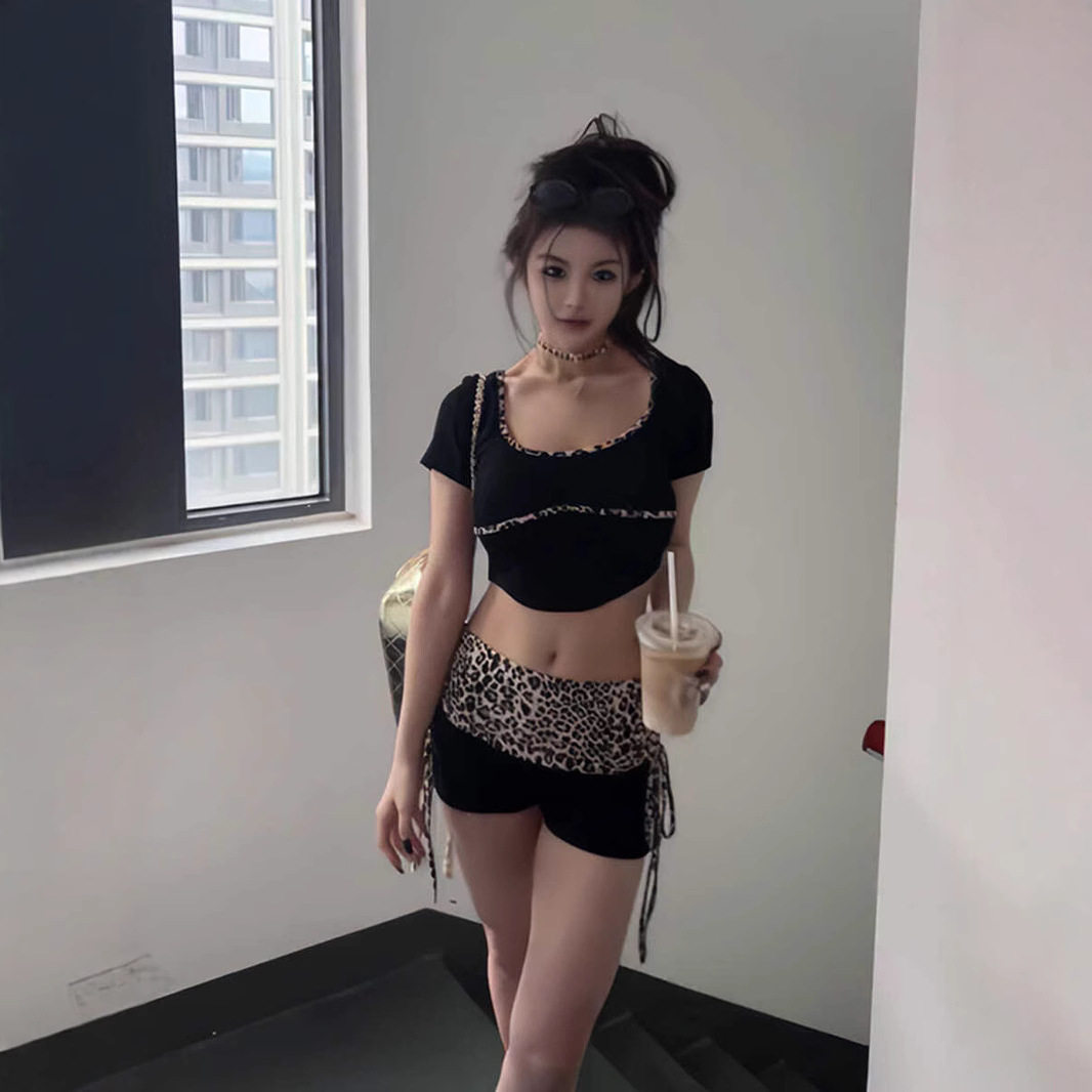 今年流行辣妹夏装一整套低领修身短款撞色T恤+豹纹拼接紧身短裤女