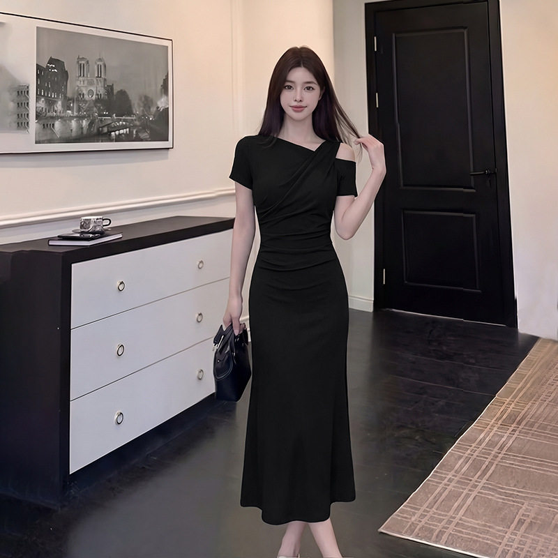 斜领女款2026时尚气质高腰夏季设计感褶皱修身收腰短袖连衣裙
