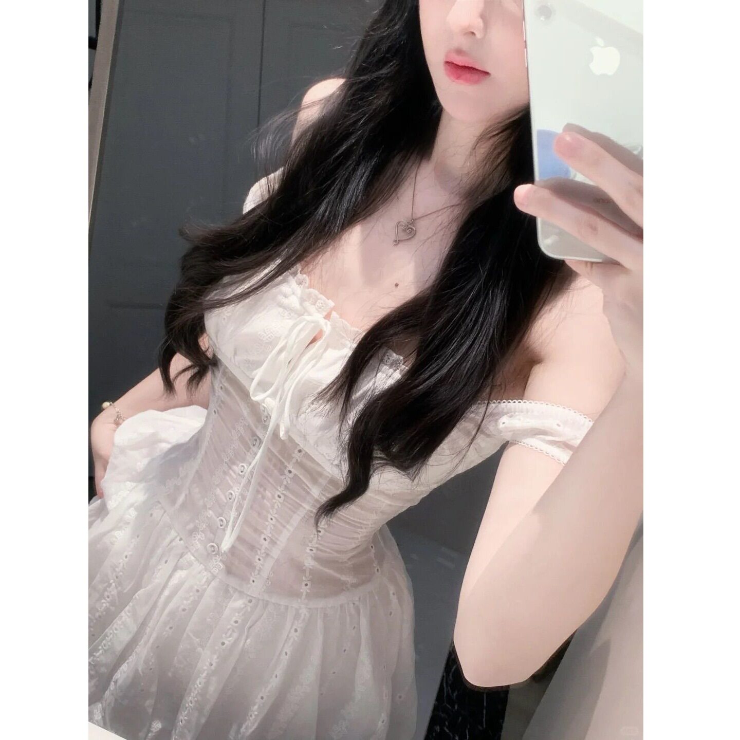 白色镂空连衣裙女夏季新款欲风辣妹一字肩收腰显瘦花苞短裙