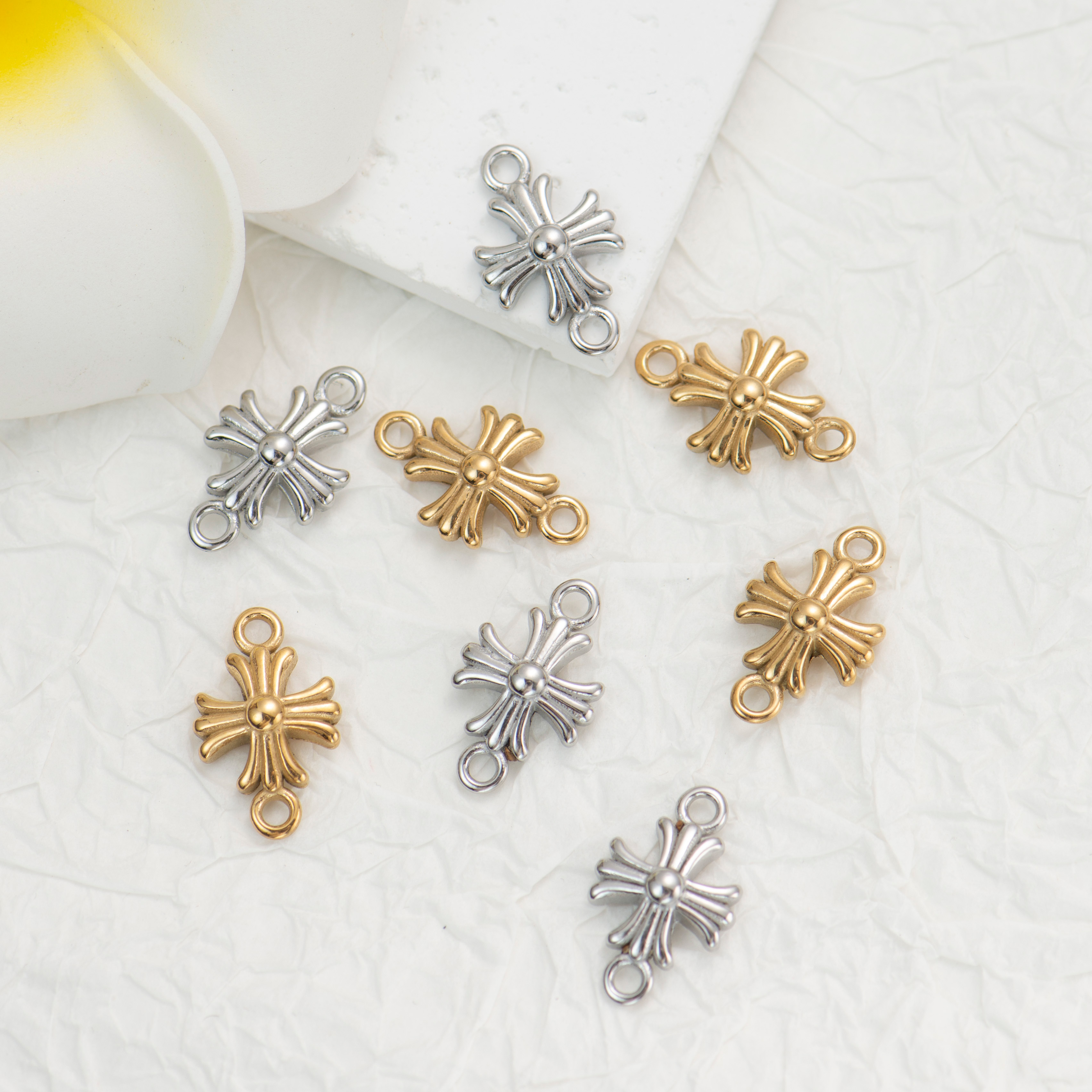 钛钢镀18K双孔十字架吊坠隔珠