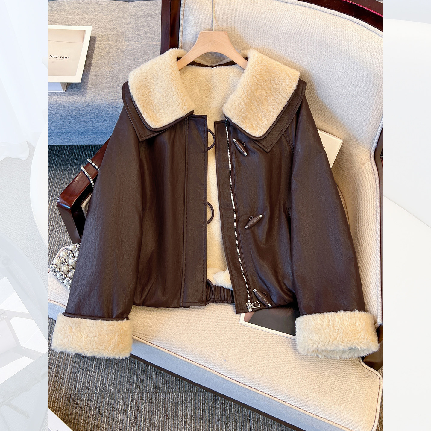 棕咖色pu皮衣拼接羊羔毛翻领外套女爆款2025冬季新款加绒加厚夹克,女装/女士精品,短外套,淘宝优惠券,粉丝福利购,淘宝优惠卷
