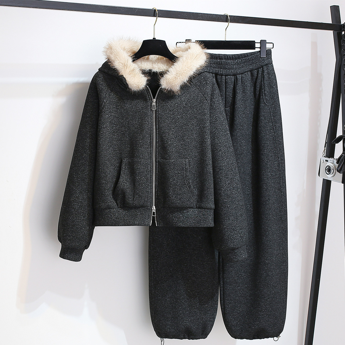 灰色毛领连帽卫衣外套弯刀裤子女2025秋冬季新款加绒加厚两件套装,女装/女士精品,时尚套装,淘宝优惠券,粉丝福利购,淘宝优惠卷