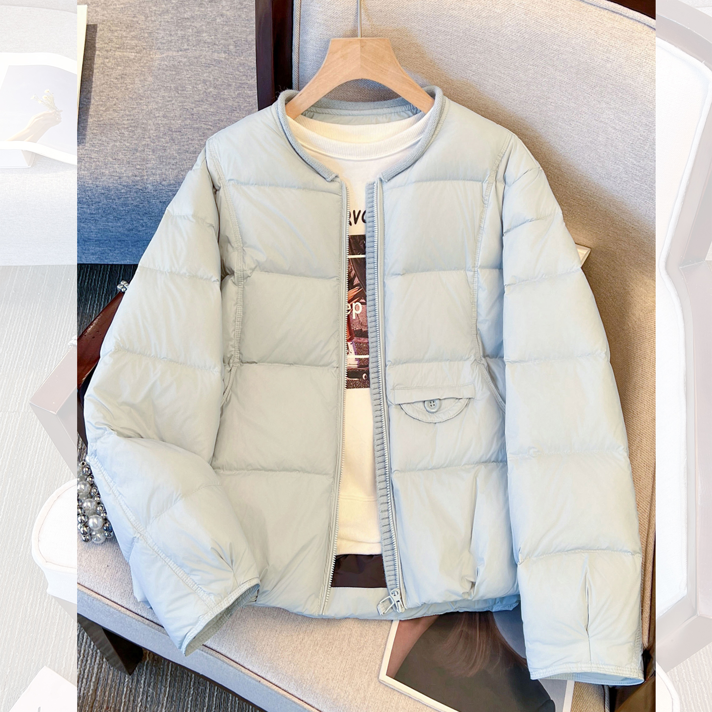 浅蓝色圆领白鸭绒保暖羽绒服女士
