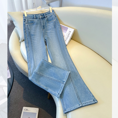 浅色高腰直筒微喇叭牛仔裤女