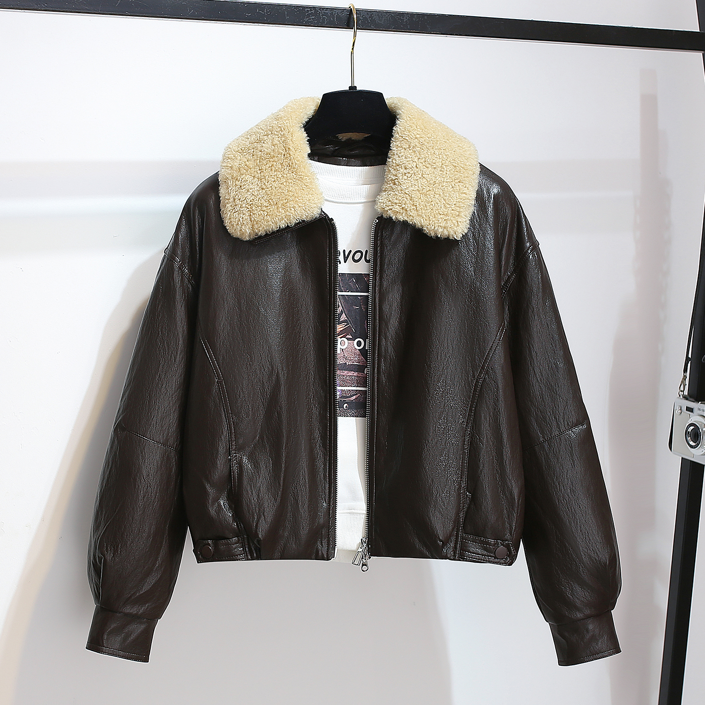 咖色羊羔毛翻领pu皮衣羽绒外套女