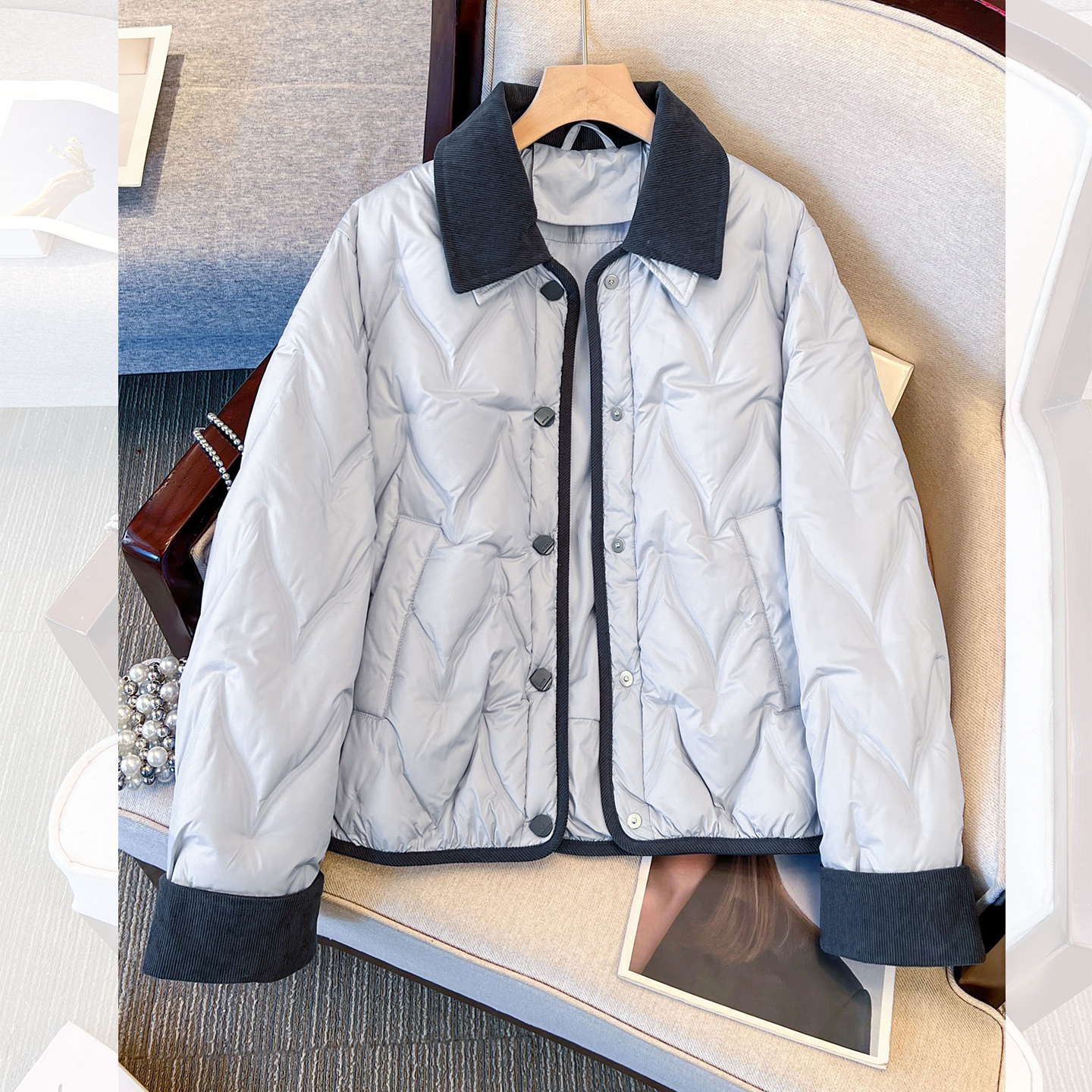 蓝色轻薄排骨菱格羽绒服女