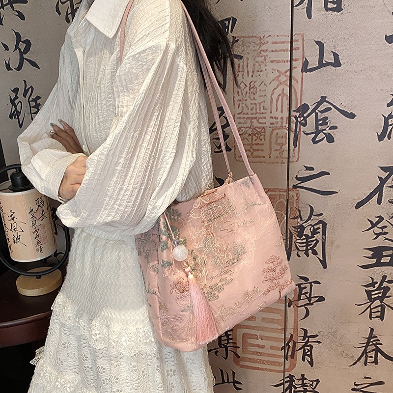 新中式国风刺绣包包通勤水桶包
