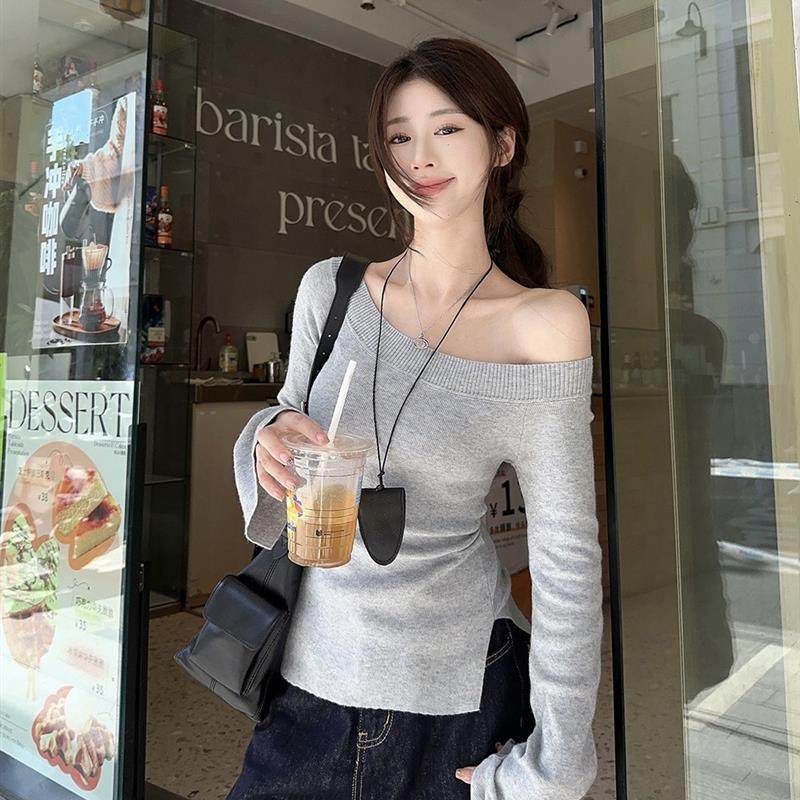 灰色长袖斜肩针织打底衫女早秋设计感露肩毛衣chic甜辣妹短款上衣