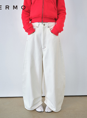 VERMO 雪地上的白色磨毛牛仔裤 复古明线脚口叠褶廓形香蕉裤