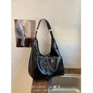 摩登时代小众铆钉腋下包包女2026新款大容量通勤百搭高级感单肩包