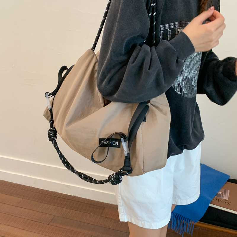 通勤包单肩斜挎包休闲健身包