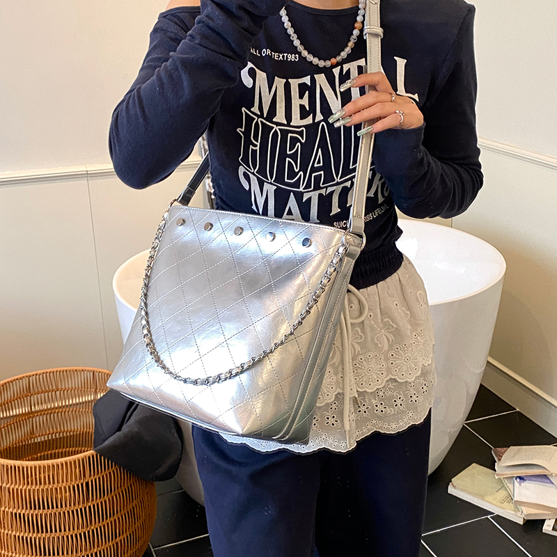 超火小香风银色包包女2025新款