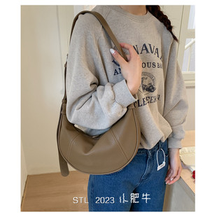 韩国小众牛角包包女2026新款潮小众设计饺子包大容量斜挎包单肩包