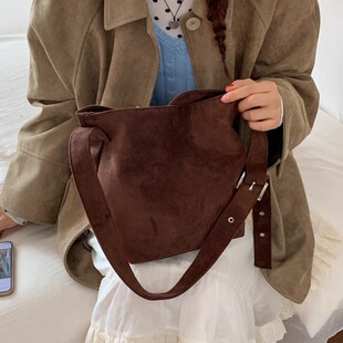 美式复古校园鹿皮绒水桶包包女百搭休闲斜挎包大容量单肩通勤包潮