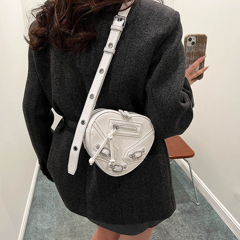 欧美辣妹机车风爱心包包女2025新款潮简约百搭女生通勤单肩斜挎包