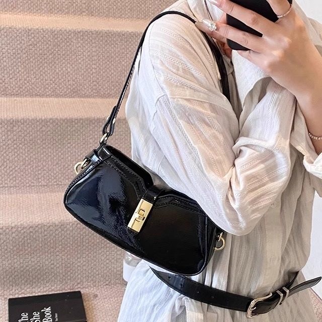 机车风包包女2025新款潮小众质感法棍包复古黑色单肩腋下包手机包,箱包皮具/热销女包/男包,腋下包,淘宝优惠券,粉丝福利购,淘宝优惠卷