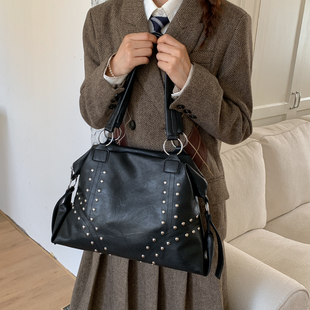 美式简约黑色铆钉托特包包女2025新款潮酷大容量斜挎包通勤单肩包