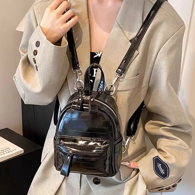 百搭小众黑色双肩包包女式2025新款时尚洋气小背包外出旅行包书包