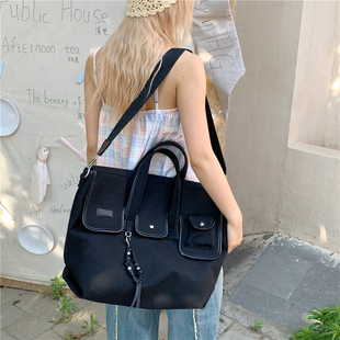 2025新款美式小众大容量通勤托特包包大学生上课包手提斜挎大包