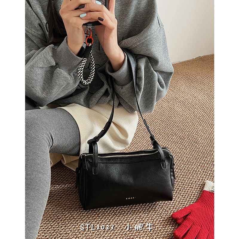 韩版复古黑色枕头包包女2026新款小众百搭中古波士顿包单肩斜挎包,箱包皮具/热销女包/男包,通用款女包,淘宝优惠券,粉丝福利购,淘宝优惠卷