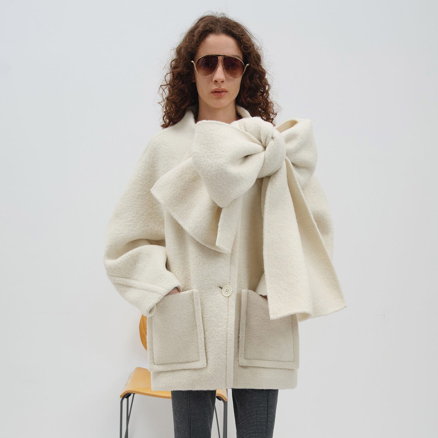 NMORE设计师品牌 25冬季新款 暖茶白围巾造型廓形大衣