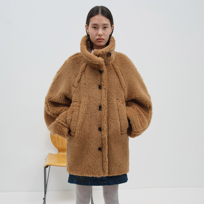 NMORE设计师品牌 25冬季新款 琥珀棕立领中长款羊羔毛外套