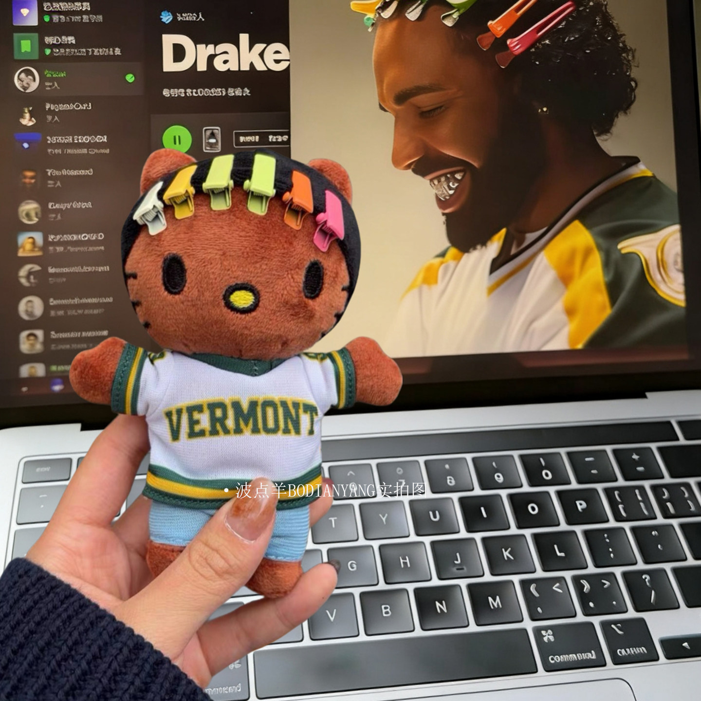 原创挂件hiphop说唱潮流玩偶drake美式可爱毛绒包包挂件 - 实物图
