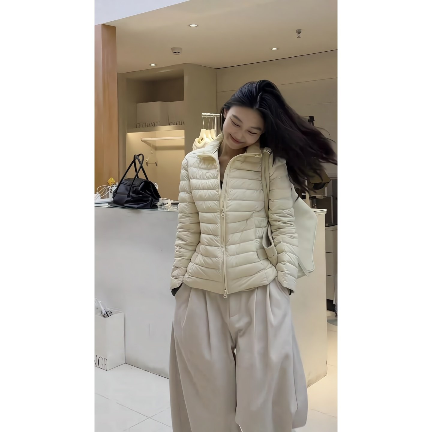 修身轻羽绒服女短款保暖米白色