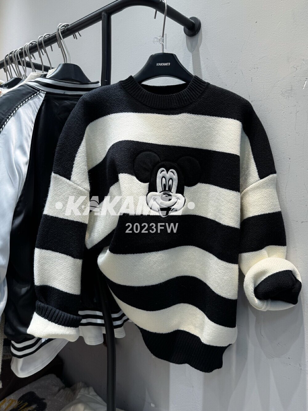 2023新款时尚洋气舒适条纹撞色圆领加厚卡通米奇刺绣宽松圆领毛衣