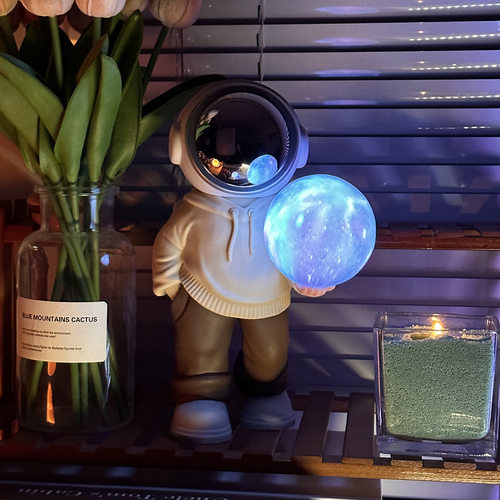 潮流太空人无线蓝牙音箱七彩夜灯宇航员摆件礼品潮玩高级便携