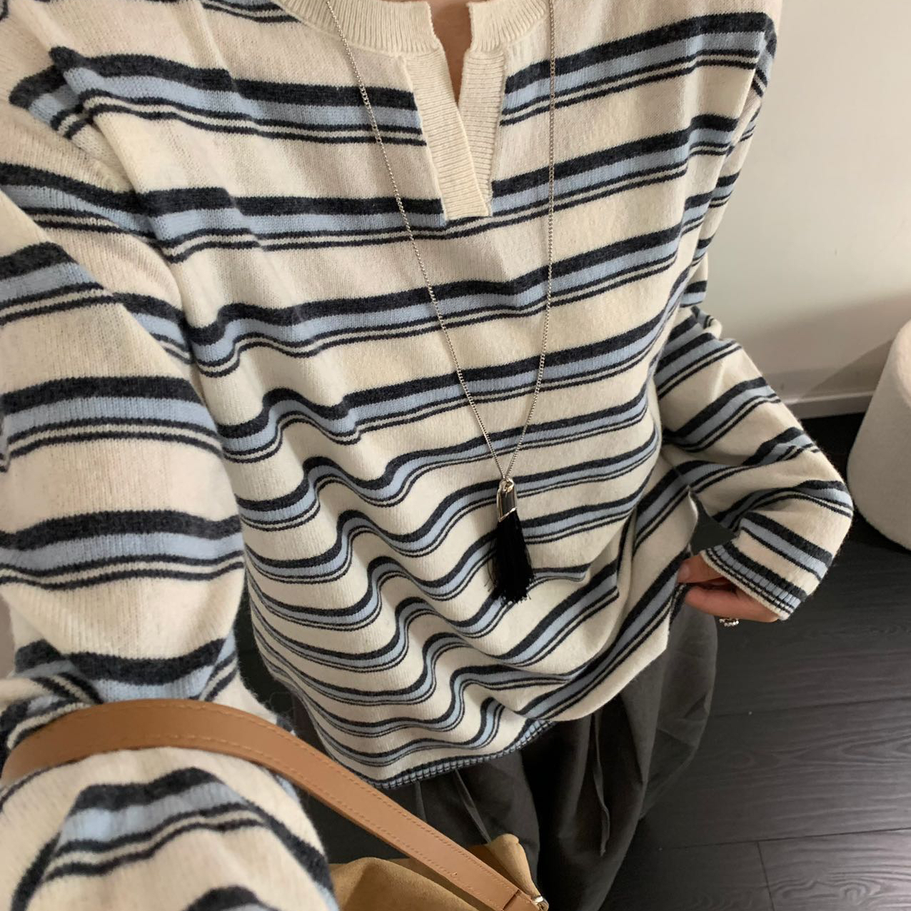 可剪刀领条纹撞色极简设计慵懒风长袖针织衫（含100绵羊毛）7525