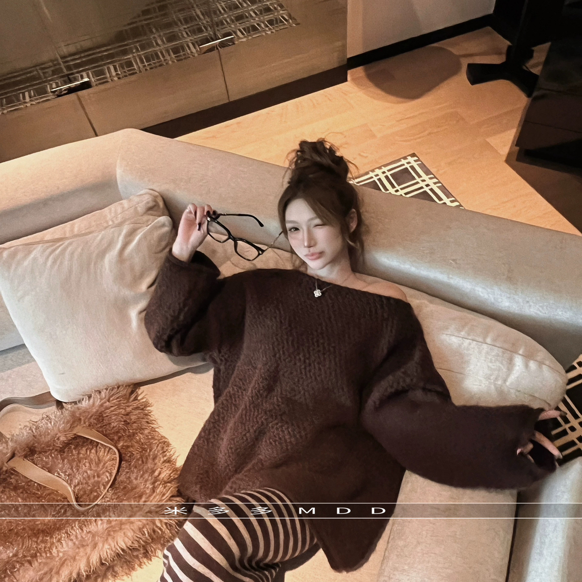 MDD-米多多-软糯云朵绒慵懒风冬加厚斜肩露肩针织保暖毛衣M786