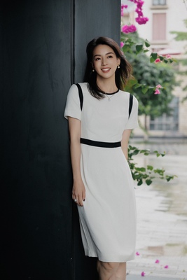 Rona Lee显示优雅黑白经典配色连衣裙