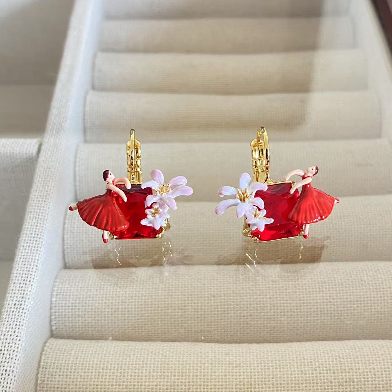 法国珐琅新款芭蕾舞迷你红色女与百合花多面宝石耳钉耳环耳饰