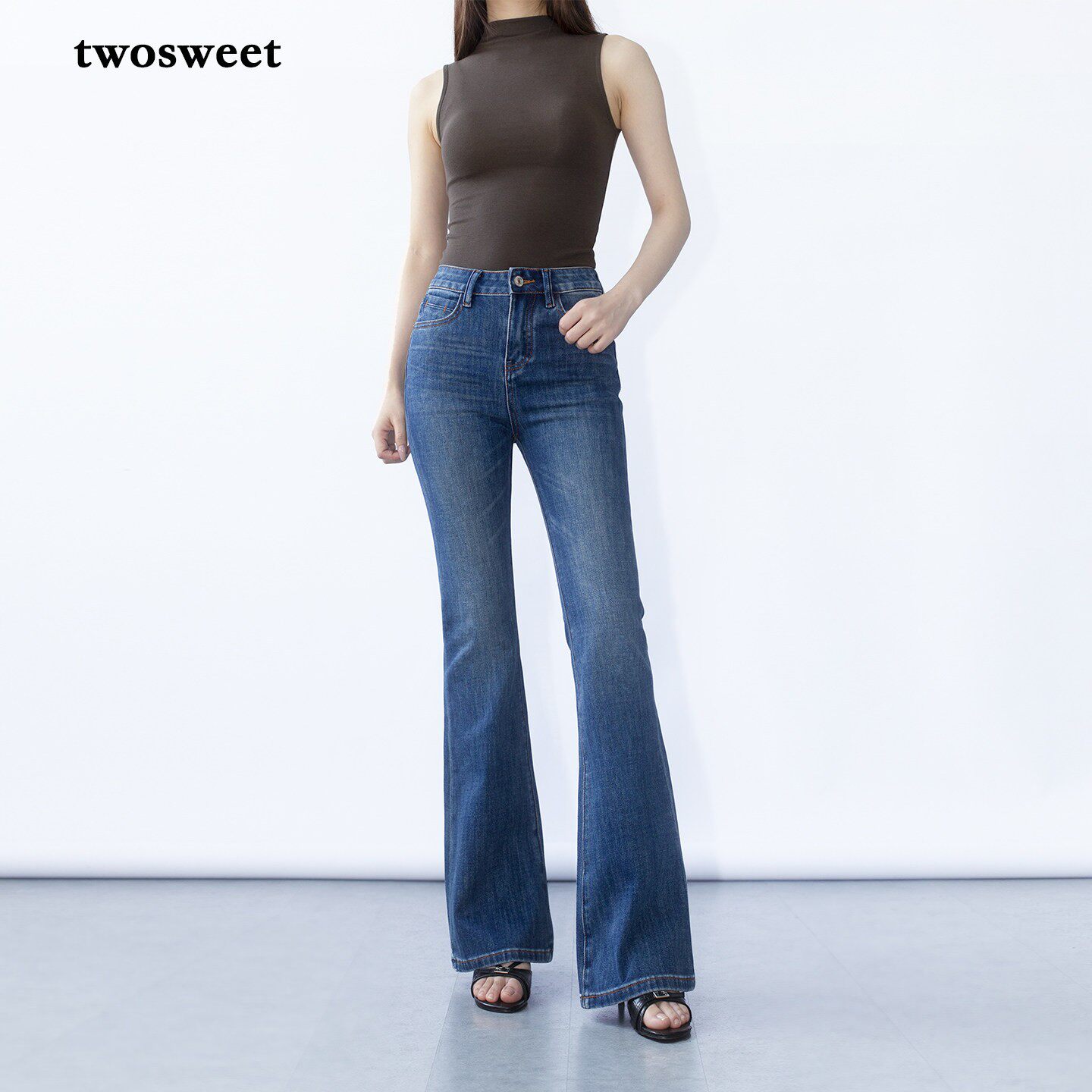 twosweet【清姿微喇裤】紧致塑臀四面弹高腰复古喇叭牛仔长裤女