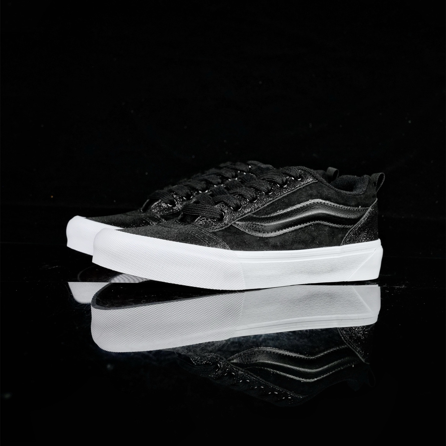 Knu Skool麂皮拼接黑色珠光亮面面包鞋低帮板鞋男女鞋VN000VB4CJK