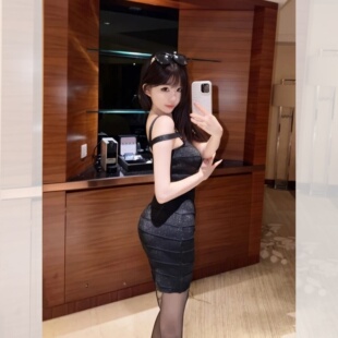 气质轻熟风不规则挂脖连衣裙女秋装设计感交叉领修身包臀御姐范