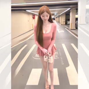 甜美减龄气质纯欲风连衣裙U领修身短款高腰显瘦包臀个性百褶裙摆