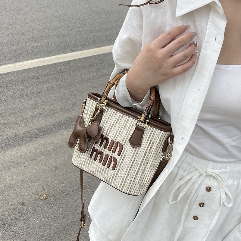 高颜值草编洋气高级时尚2024网红字母外出旅行精致斜挎手提包