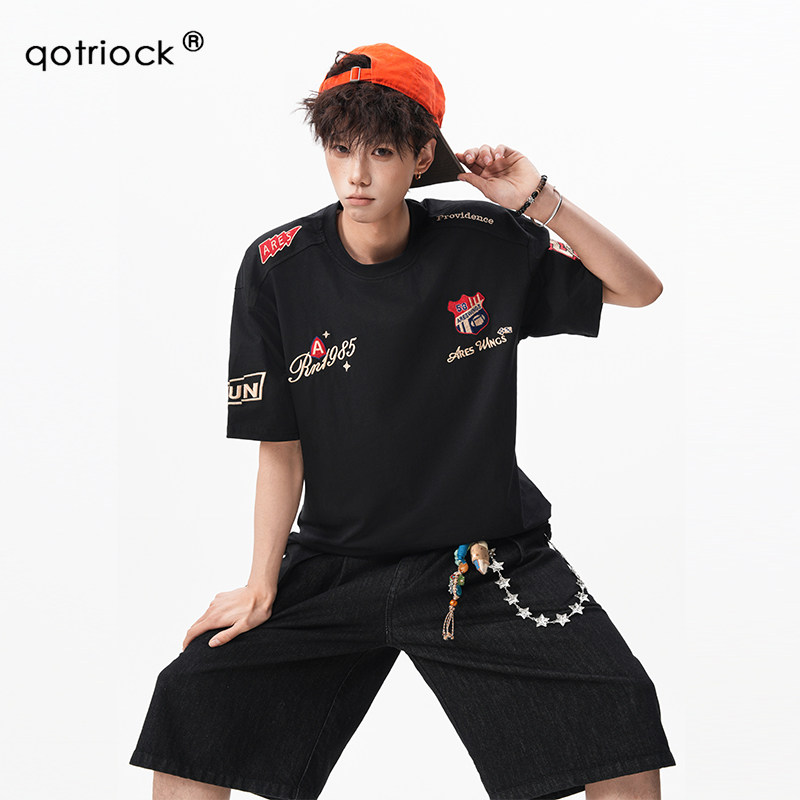 QOTRIOCK徽章字母刺绣圆领T恤男图片