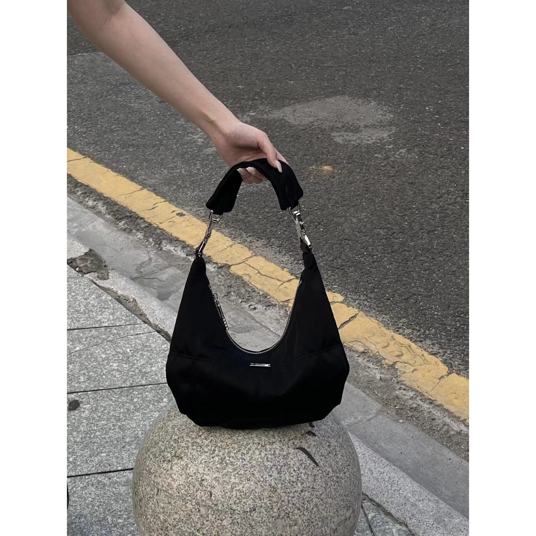 包包女2025新款潮高级质感小众设计手提新月包时尚斜挎尼龙帆布包