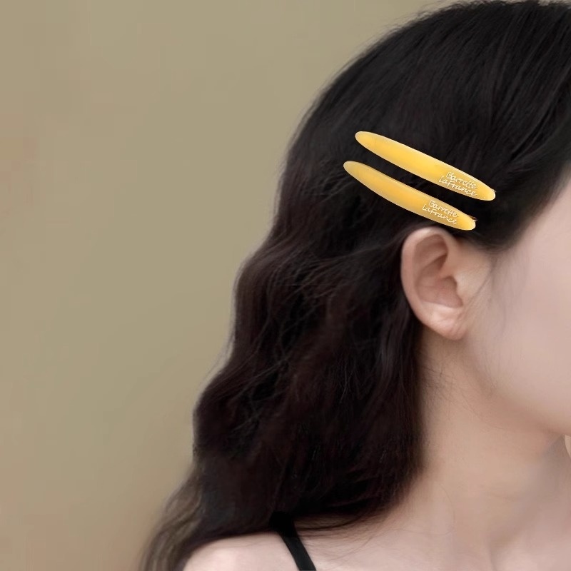 高级感芒果黄柳叶字母一字夹子女