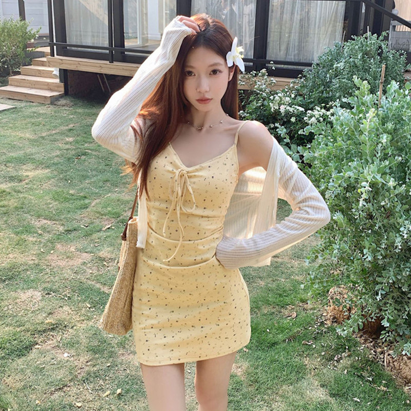 黄色吊带碎花洋装子女初