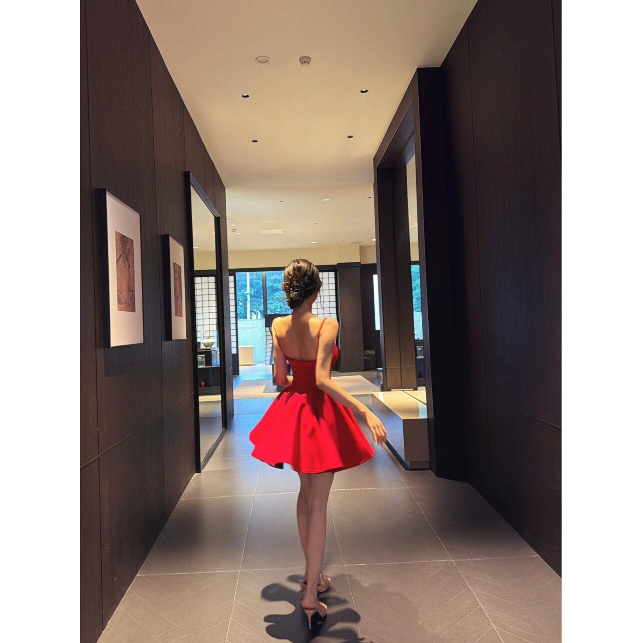 约会少女红色吊带百褶连