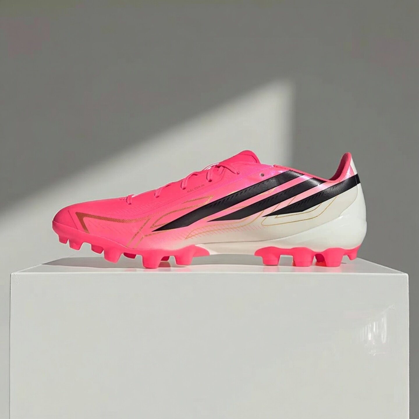 Adidas阿迪达斯男款鞋子2026秋季新款AG钉鞋实战训练足球鞋HQ2373