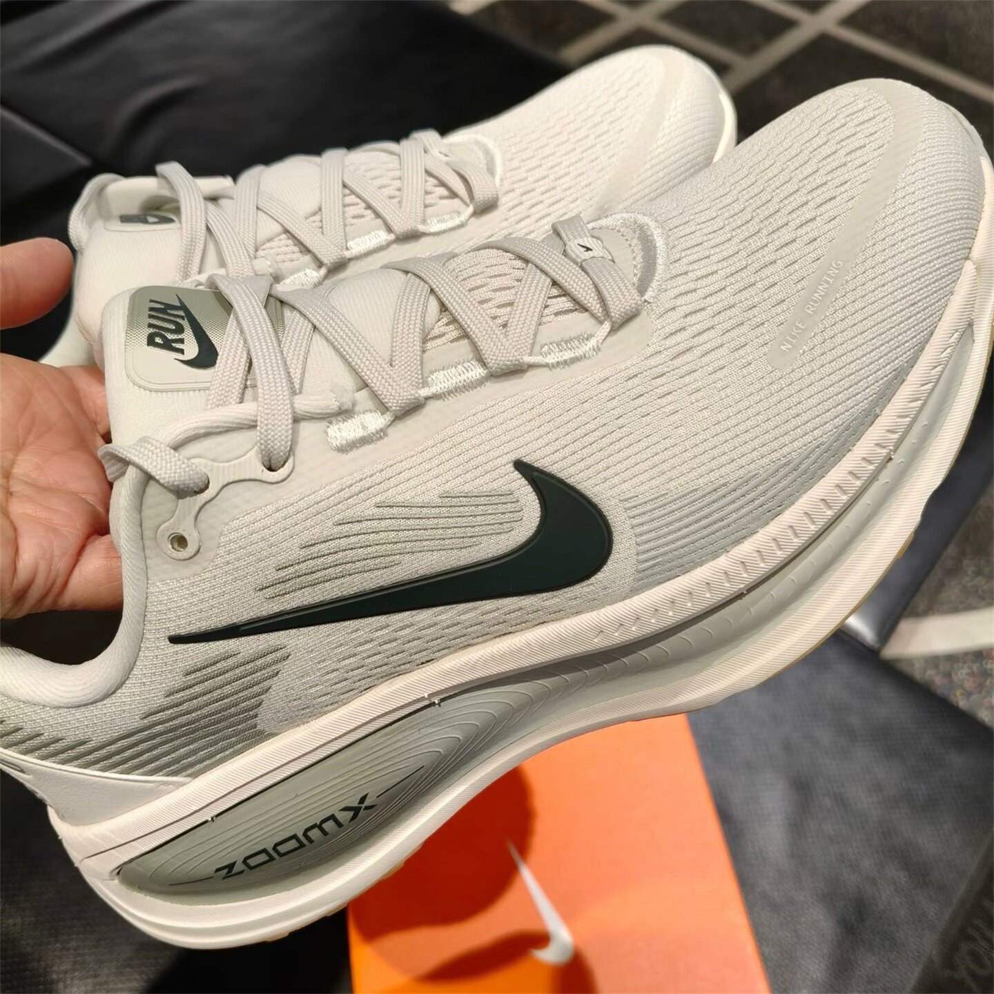 Nike耐克男鞋子2026夏季新款VOMERO 18 软弹运动跑步鞋HM6803-020