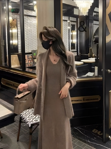 美拉德穿搭套装秋季2023新款宽松慵懒风长款开衫外套连衣裙两件套