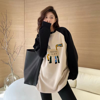 宽松慵懒风配鲨鱼裤的上衣女