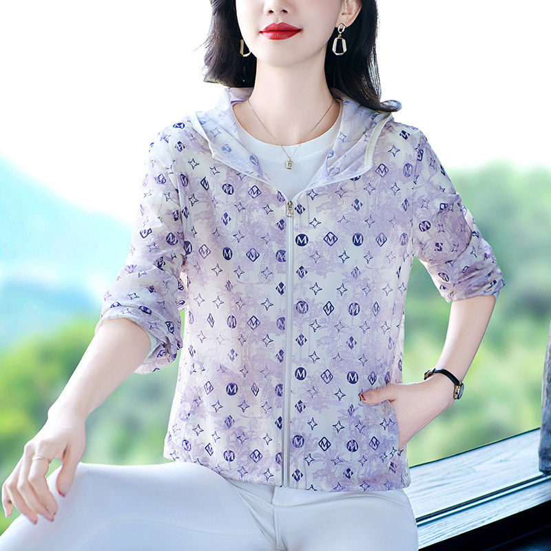 防晒衣短款外套女夏季2025新款超火减龄户外连帽运动上衣夹克轻薄