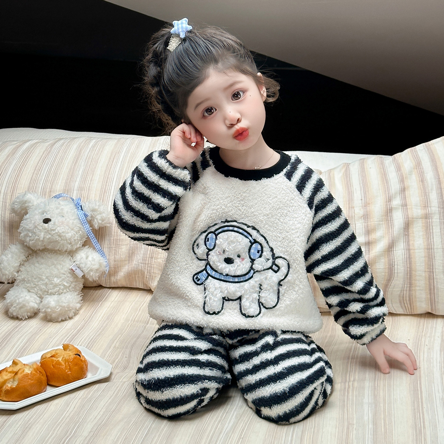 女童睡衣套装2025新款秋冬女宝宝珊瑚绒家居服休闲儿童法兰绒保暖